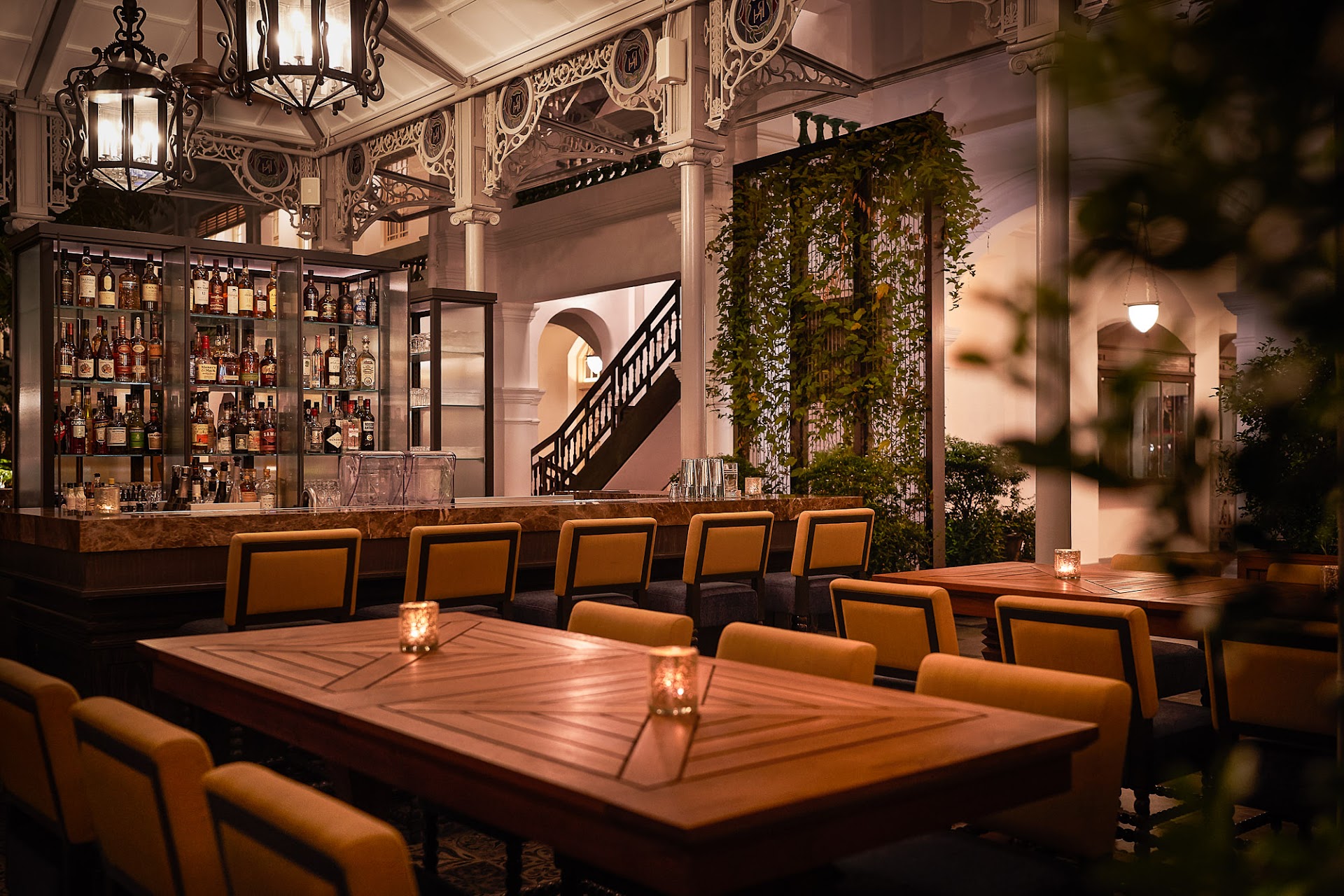 Raffles Singapore at Dawn — The Colonial Courtyard, a $900 Suite, and Whether the Legend Still Earns Its Rate